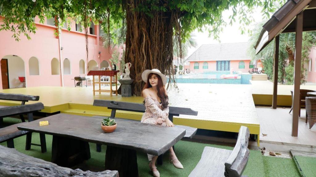 โรงแรมธาดาชาโตว์  บุรีรัมย์ ภายนอก รูปภาพ