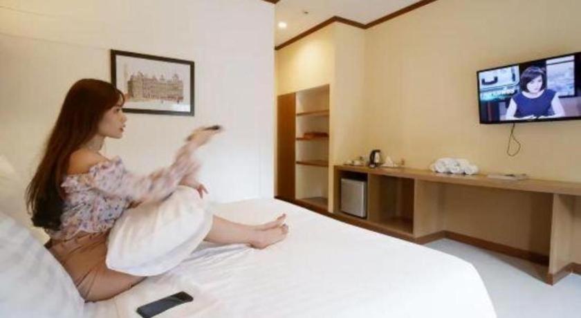 โรงแรมธาดาชาโตว์  บุรีรัมย์ ภายนอก รูปภาพ