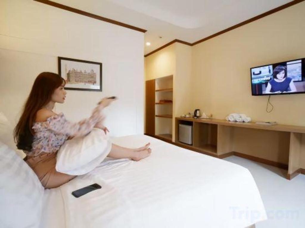 โรงแรมธาดาชาโตว์  บุรีรัมย์ ภายนอก รูปภาพ