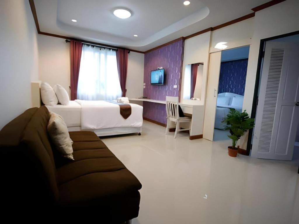 โรงแรมธาดาชาโตว์  บุรีรัมย์ ภายนอก รูปภาพ